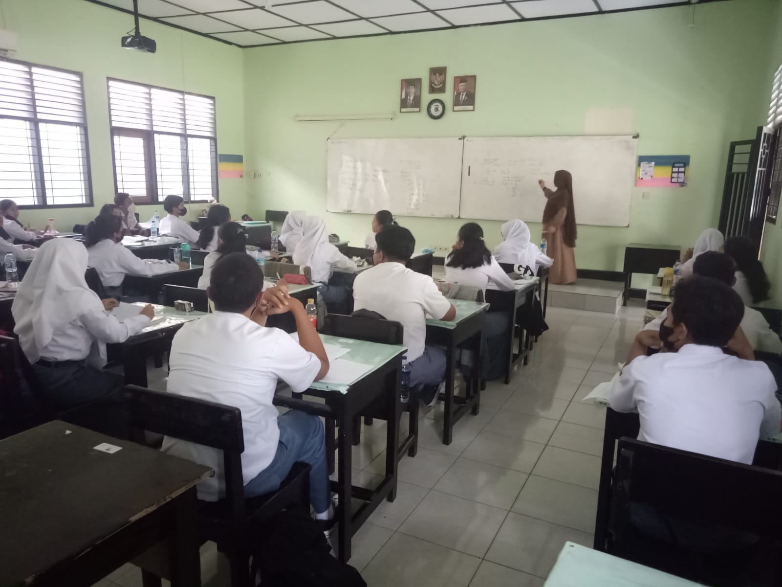 Guru sedang menjelaskan suatu materi. 