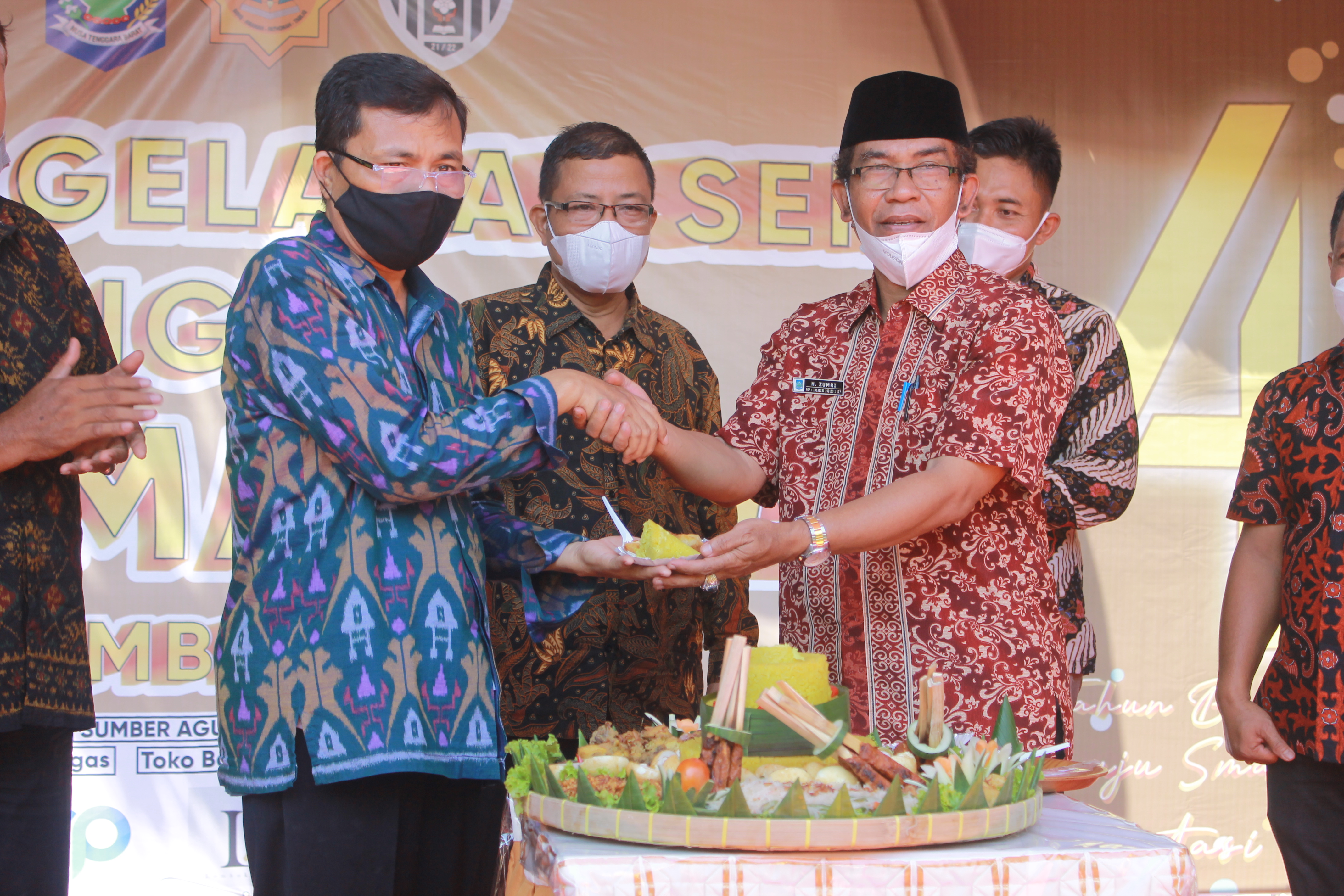 SMAN 3 Mataram – Pemotongan tumpeng oleh Kepala Sekolah SMAN 3 Mataram, Bapak Drs. H. Zumri (kanan) didampingi oleh Kepala KCD Dikbud NTB Mataram dan Lombok Barat, Bapak Dr. Lalu Basuki Rahman, M.Pd (kiri).